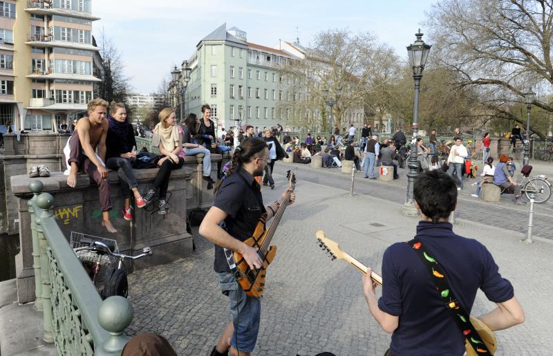 Foto: Sommer-Partys auf der Admiralbrücke