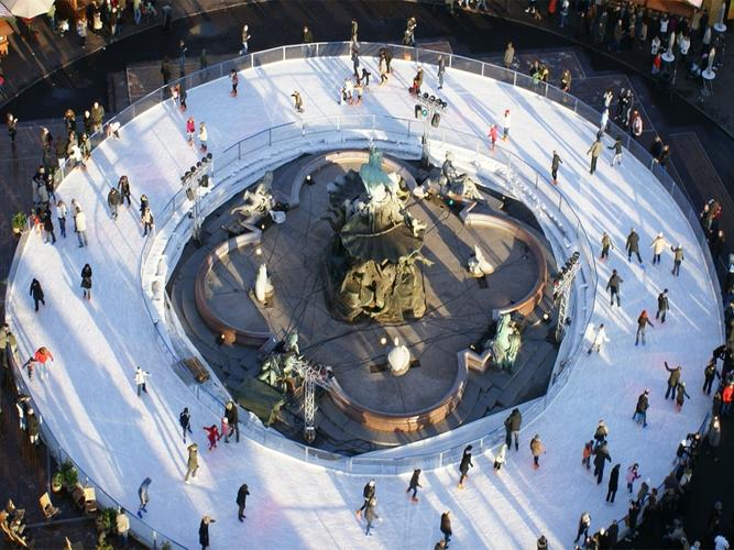 Foto: Eisbahn am Neptunbrunnen am Alex