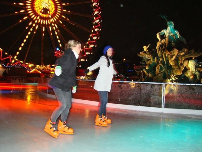 Foto: Eisbahn um den Neptunbrunnen