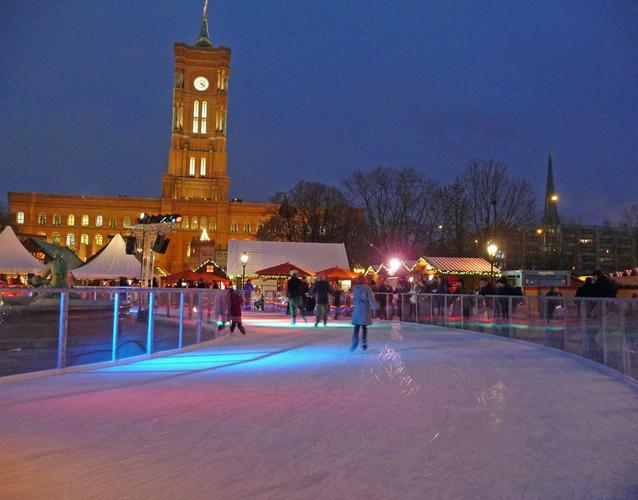 Foto: Eisbahn um den Neptunbrunnen