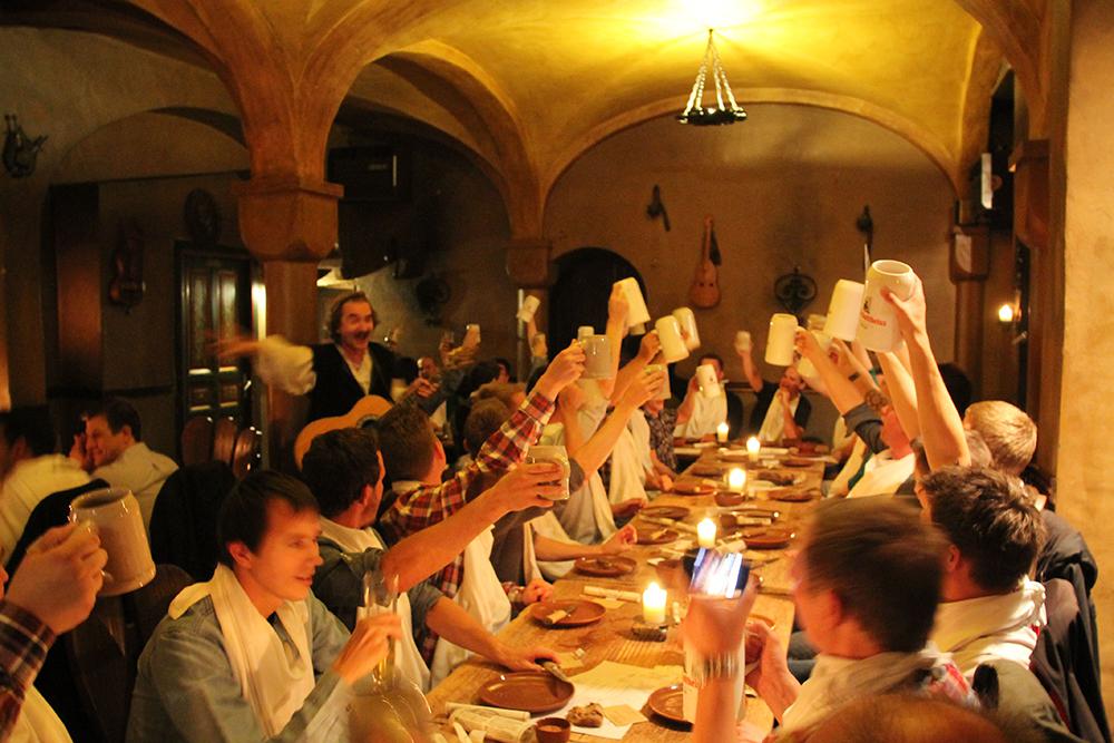 Foto: Tafelrunde - Mittelalterliches Gasthaus