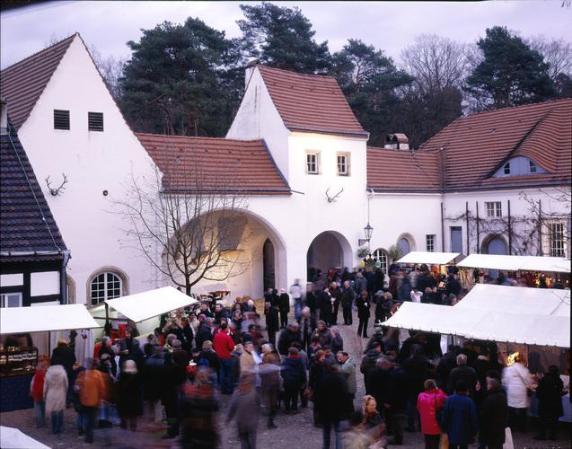 Foto: Märchenhafter Weihnachtsmarkt am Jagdschloss Grunewald