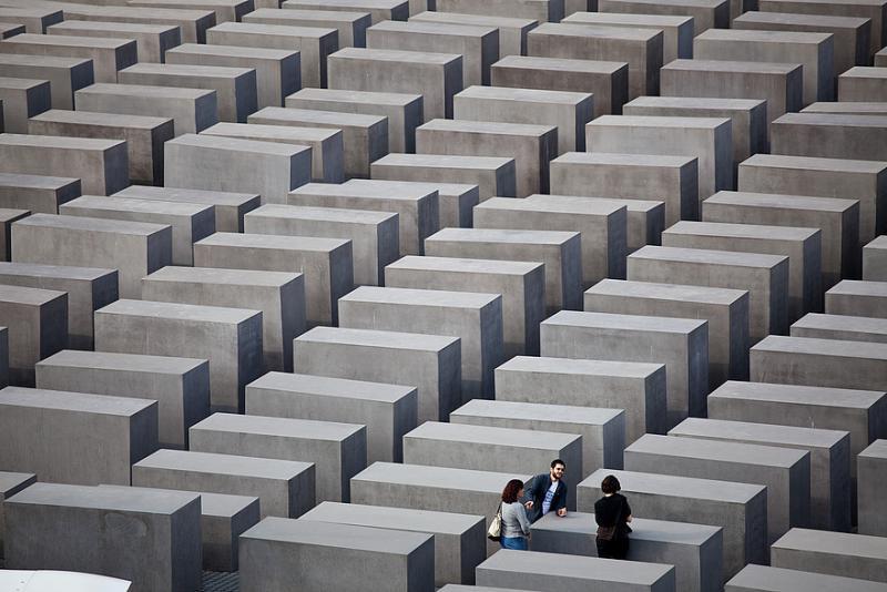 Foto: Ausstellung unter dem Holocaust Denkmal mit Stelenfeld