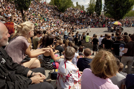 Photo: singing at Mauerpark