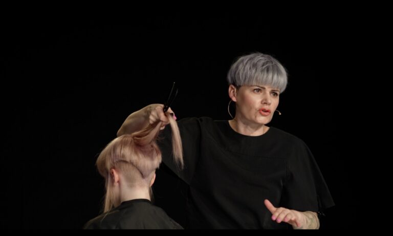 Der Friseursalon Kieselbach in Berlin Mitte besticht nicht nur durch seine exzellente Lage, sondern vor allem durch das umfassende Know-how seiner Gründerin Anja Kieselbach. Hier gehen authentische Beratung, Styling und durchdachte Techniken Hand in Hand.