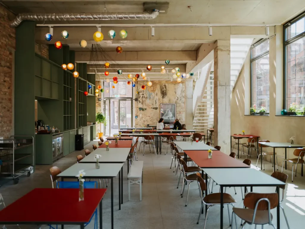 Innenansicht der Ferro Canteen in Berlin Reinickendorf mit industrieller Einrichtung und modernen Essbereichen für den Mittagstisch.